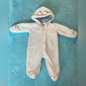 Carter’s White Boys/Girls Suit Size 6M. Nice and  Warm Suit For Spring or Fall.